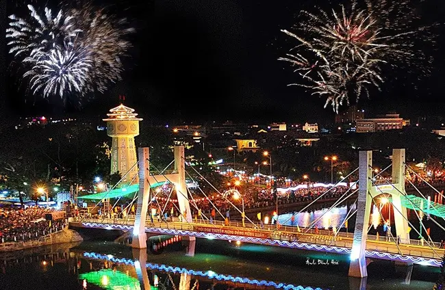 Mẫu pháo hoa Tết 2025 đẹp an toàn và hợp pháp